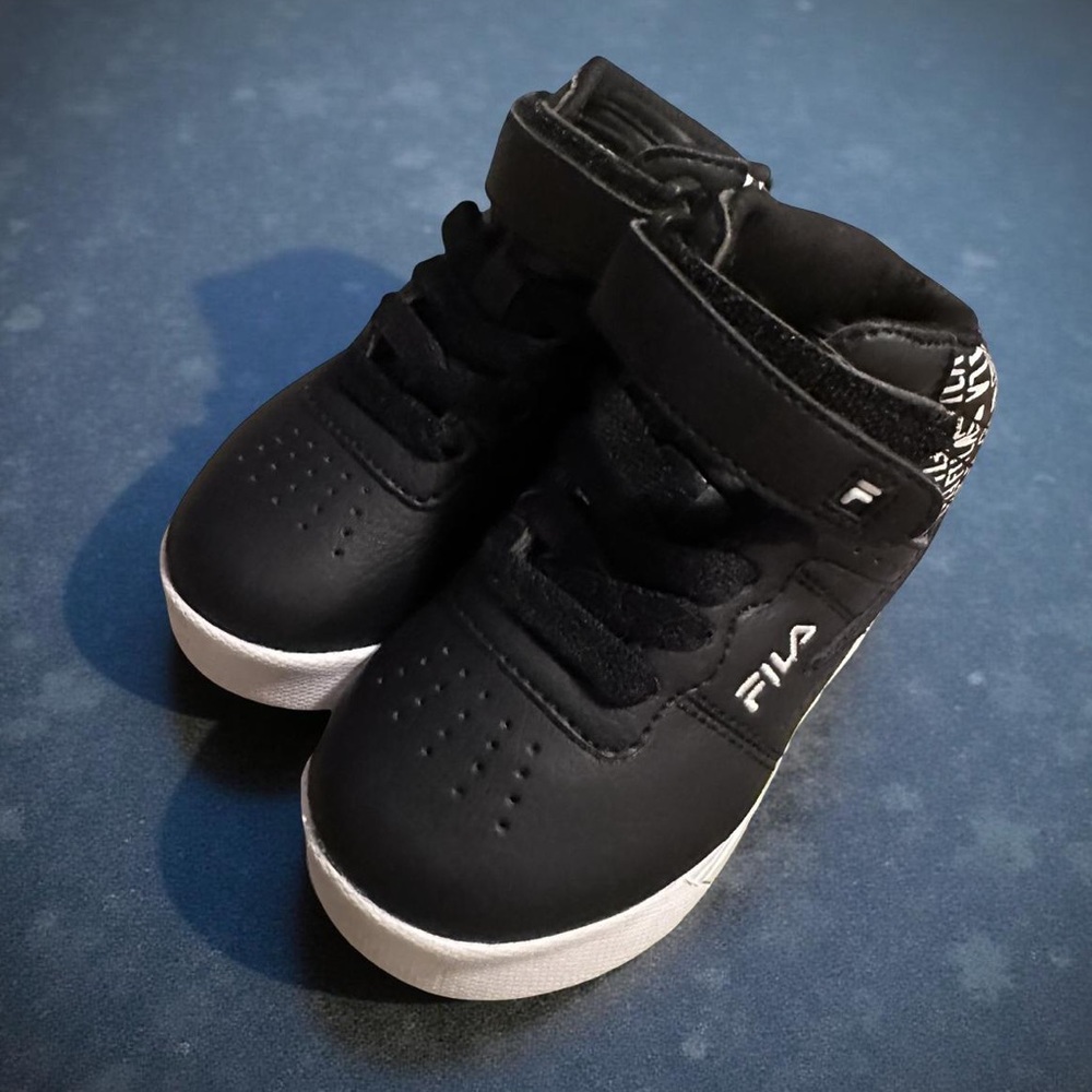 FILA Vulc 13 NEW Boys High Top Shoes Size 7 (Fits like a Size 6) Black/White